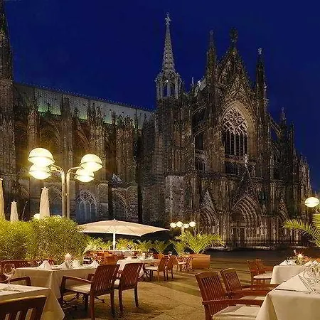 Dom ホテル 5*